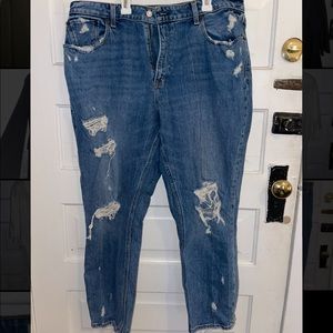 Abercrombie mom jean! Worn a handful of times so I’m very good condition!